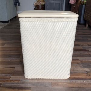 SMALL CLOTHES HAMPER BY REDMON IN CREAM/BEIGE STRAW WICKER RATTAN BASKET